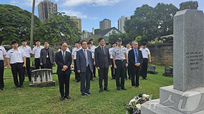 인하대 조명우 총장, 이화석 정석인하학원 상임이사, 이택 인하대병원장, 인하대 ROTC 학생 등이 미국 하와이 호놀룰루시 오아후 공동묘지를 찾아 한인 이민자 묘소에서 참배·헌화하고 있다.(인하대 제공)2024.11.1/뉴스1