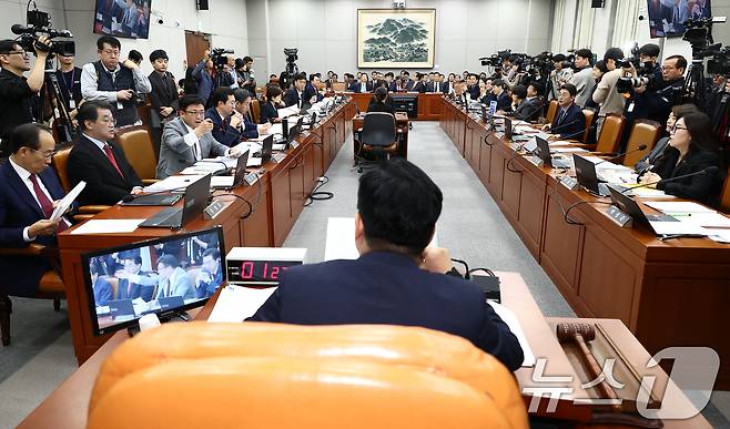 1일 오전 서울 여의도 국회 운영위원회에서 열린 대통령비서실·국가안보실·대통령 경호처 대상 종합 국정감사에서 여야 의원들이 의사진행 발언을 두고 설전을 벌이고 있다. 2024.11.1/뉴스1 ⓒ News1 김민지 기자