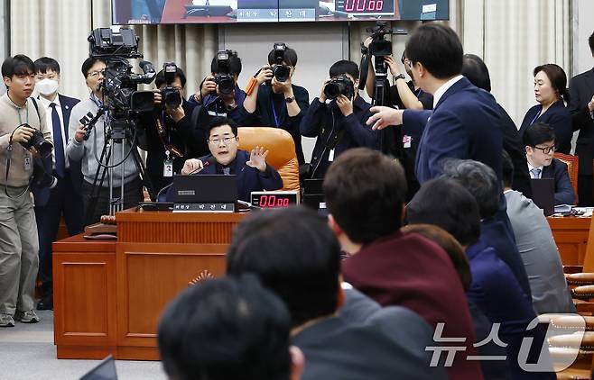 박찬대 국회 운영위원장이 1일 오전 서울 여의도 국회 운영위원회에서 열린 대통령비서실·국가안보실·대통령 경호처 대상 종합 국정감사에서 증인 선서와 의사진행 관련을 두고 여당 의원들의 항의를 받고 있다. 2024.11.1/뉴스1 ⓒ News1 김민지 기자