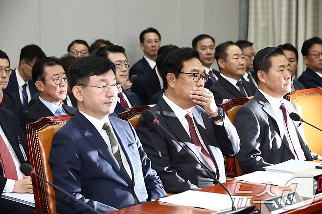 정진석 대통령 비서실장(앞줄 가운데)이 1일 오전 서울 여의도 국회 운영위원회에서 열린 대통령비서실·국가안보실·대통령 경호처 대상 종합 국정감사에 출석해 감사개시를 기다리고 있다. 앞줄 왼쪽부터 성태윤 정책실장, 정 실장, 신원식 안보실장. 2024.11.1/뉴스1 ⓒ News1 김민지 기자