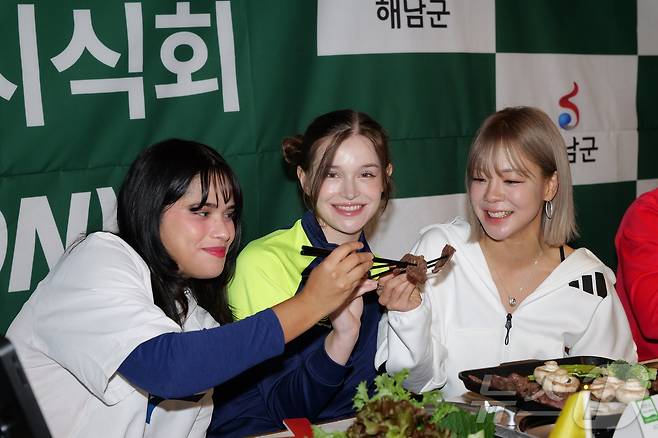 1일 경기 고양시의 한 BBQ전문점에서 열린 저탄소 한우 시식회에서 예능 '골때리는 그녀들'에서 활약 중인 '월드클라스' 소속 캐시, 애기, 사오리(사진 왼쪽부터)가 고기를 시식하고 있다. (메텍 제공)