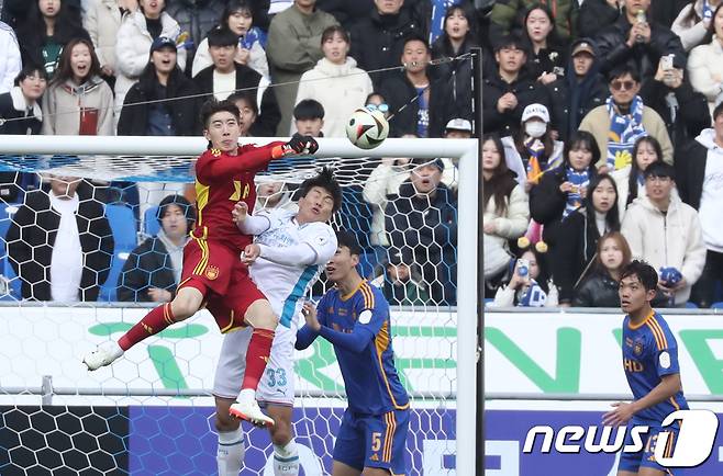 1일 오후 울산 문수축구경기장에서 열린 프로축구 '하나원큐 K리그1 2024' 울산 HD와 포항 스틸러스의 경기에서 울산 조현우가 선방을 하고 있다. 2024.3.1/뉴스1 ⓒ News1 조민주 기자