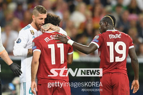 2017/18시즌 유럽축구연맹(UEFA) 챔피언스리그 결승전에서 부상 입은 리버풀의 모하메드 살라와 레알 마드리드의 세르히오 라모스가 포옹을 하고 있다. 사진┃게티이미지코리아