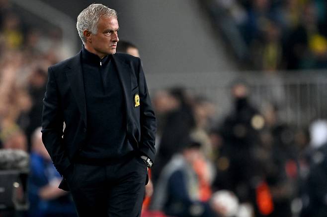 Fenerbahce's Portuguese coach Jose Mourinho watches his players from the touchline during the UEFA Europa League, 1st round day 3 football match between Fenerbahce SK and Manchester United at the Sukru Saracoglu Stadium in Istanbul on October 24, 2024. (Photo by Ozan KOSE / AFP)<저작권자(c) 연합뉴스, 무단 전재-재배포, AI 학습 및 활용 금지>