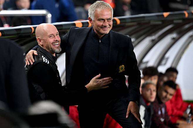 Fenerbahce's Portuguese coach Jose Mourinho (R) and Manchester United's Dutch coach Erik Ten Hag smile as they pose prior to the UEFA Europa League, 1st round day 3 football match between Fenerbahce SK and Manchester United at the Sukru Saracoglu Stadium in Istanbul on October 24, 2024. (Photo by Ozan KOSE / AFP)<저작권자(c) 연합뉴스, 무단 전재-재배포, AI 학습 및 활용 금지>