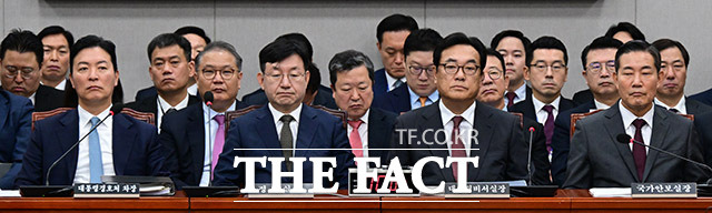 국감에 출석한 김성훈 대통령 경호처 차장, 성태윤 정책실장, 정진석 비서실장, 신원식 국가안보실장(왼쪽부터)이 질의를 듣고 있다.