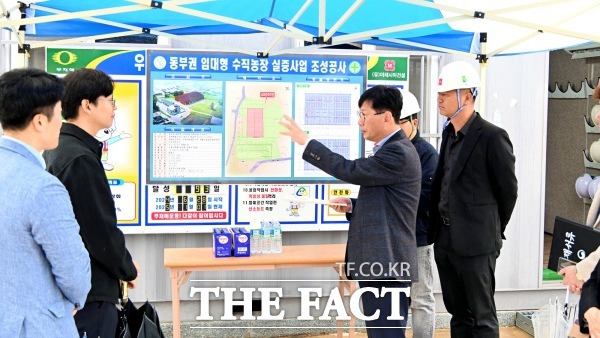 최훈식 장수군수가 1일 지역특화 임대형 스마트팜 조성사업과 동부권 임대형 수직농장 실증사업 현장을 찾아 현장 관계자들과 대화를 하고 있다. /장수군