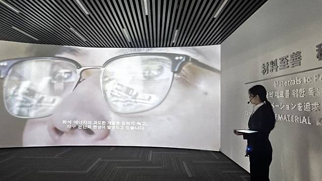 지난달 24일 방문한 중국 후난성 창사 중웨이 본사 홍보관 입구. 한국어로 된 회사 홍보 동영상이 방영되고 있다. (사진 촬영 = 김현정 기자)