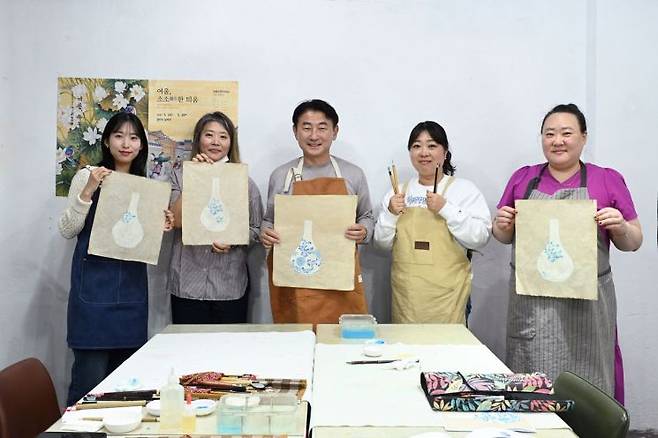 김동근 시장이 지난달 31일 ‘민생 속으로’ 프로그램의 일환으로 여울민화 작업실에서 시민들과 함께 민화를 그린 뒤 기념사진을 찍고 있다. ＜사진=의정부시＞