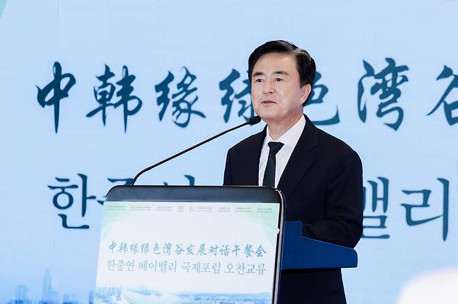 1일 중국 광저우에서 열린 한중연 베이밸리 국제포럼에서 김태흠 충청남도 도지사가  연설하고 있다./한중연 베이밸리 국제포럼