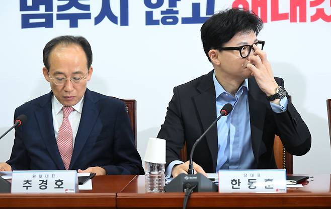 한동훈 국민의힘 대표와 추경호 원내대표가 지난 10월 31일 국회에서 열린 최고위원회의에 참석하고 있다. /이덕훈 기자