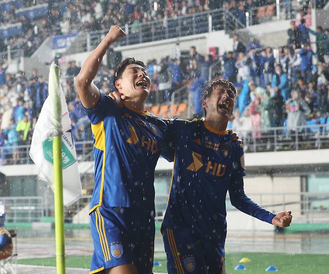 울산HD 주민규(왼쪽)가 1일 강원전에서 득점한 후 동료 이청용과 기뻐하고 있다. /연합뉴스