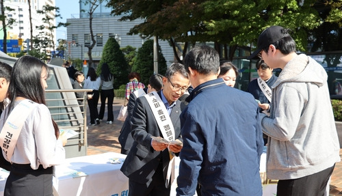 31일 서울 서대문역 인근에서 NH농협생명 임직원이 떡과 식혜를 시민들에게 나눠주고 있다.(사진=NH농협생명)