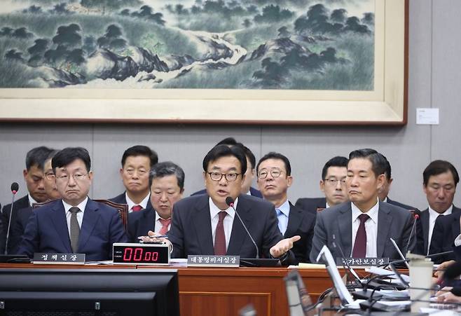 정진석 대통령비서실장(가운데)이 1일 서울 여의도 국회에서 열린 운영위원회의 대통령비서실과 국가안보실, 대통령 경호처 대상 국정감사에서 답변하고 있다. 연합뉴스