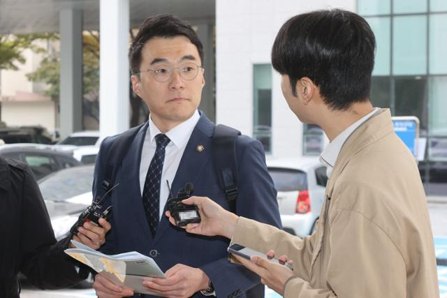 거액의 가상자산(코인)을 숨기고 허위재산신고 의혹으로 위계공무집행방해 혐의로 기소된 김남국 전 더불어민주당 의원이 지난달 28일 서울 양천구 서울남부지방법원에서 열린 첫 공판에 출석하며 취재진 질문에 답하고 있다. 연합뉴스