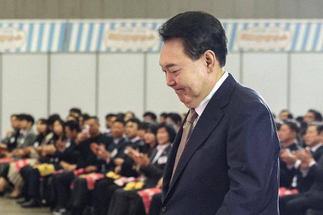 윤석열 대통령이 31일 경기 고양시 일산 킨텍스에서 열린 2024 대한민국 소상공인대회 개막식에서 축사를 위해 연단으로 이동하고 있다. 고양=왕태석 선임기자