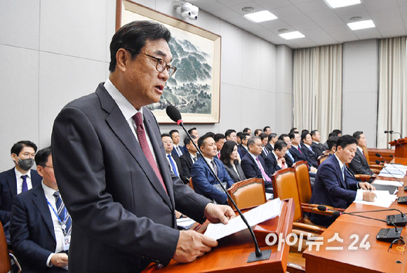 정진석 대통령실 비서실장이 1일 서울 여의도 국회에서 열린 운영위원회의 대통령비서실, 국가안보실, 대통령경호처 국정감사에서 인사말을 하고 있다. [사진=곽영래 기자]