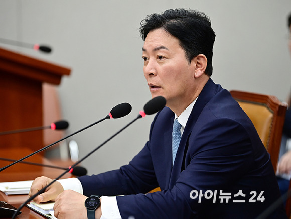 김성훈 대통령 경호처 차장이 1일 서울 여의도 국회에서 열린 운영위원회의 대통령비서실, 국가안보실, 대통령경호처 국정감사에서 의원 질의에 답변하고 있다. [사진=곽영래 기자]