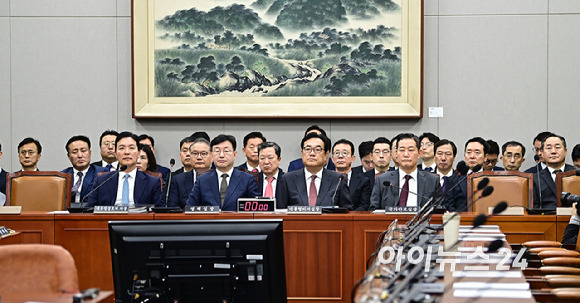 정진석 대통령 비서실장(앞줄 오른쪽 두 번째)이 1일 오전 서울 여의도 국회 운영위원회에서 열린 대통령비서실·국가안보실·대통령 경호처 대상 종합 국정감사에 출석해 감사개시를 기다리고 있다. [사진=곽영래 기자]