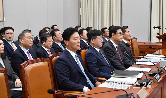 정진석 대통령 비서실장(앞줄 오른쪽 두 번째)이 1일 오전 서울 여의도 국회 운영위원회에서 열린 대통령비서실·국가안보실·대통령 경호처 대상 종합 국정감사에 출석해 감사개시를 기다리고 있다. [사진=곽영래 기자]