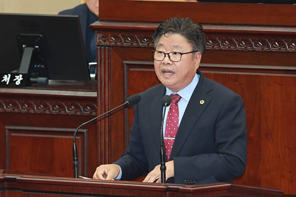 국민의힘 김정일 충북도의원이 1일 5분 자유발언을 하고 있다. [사진=충북도의회]