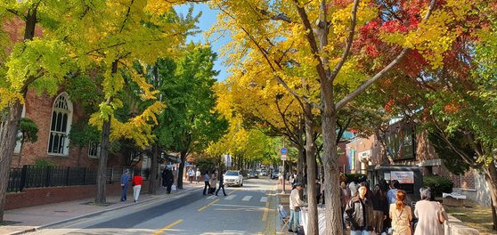 이화여고 앞을 지나는 정동길. [사진 김정탁, 위키피디아]