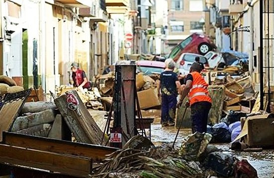 스페인 발렌시아 지역의 주민들이 진흙으로 뒤덮인 가재도구를 정리하고 있다. AFP=연합뉴스