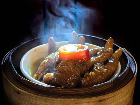 닭발 딤섬 펑자오. 한국의 닭발 요리와 달리 맵지 않고 식감이 부드럽다. 권혁재 사진전문기자