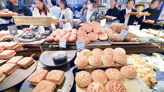 지난달 22일 오후 대전을 대표하는 빵집 성심당 본점을 찾은 전국에서 온 시민들이 비가 내리는 평일 궃은 날씨에도 빵을 사기 위해 차례를 기다리고 있다. 프리랜서 김성태