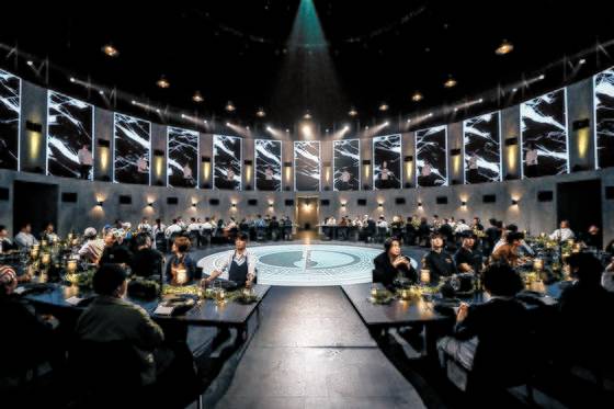 올해 넷플릭스를 달군 예능 '흑백 요리사'는 "선한 경쟁자들의 공정 대결로 공감의 예능을 개척했다"는 심사평과 함께 예능 MVP에 올랐다. 사진 넷플릭스