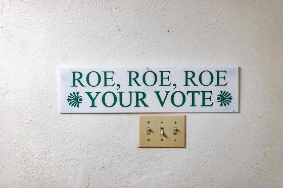 "Roe Roe Roe Your Vote"라고 쓰인 표지판이 2024년 10월 16일 애리조나 주의 한 선거 캠프에 붙어 있다. ROE는 미국에서 낙태를 헌법상 권리로 인정한 판례인 '로 대 웨이드 판결'을 의미한다. AFP=연합뉴스