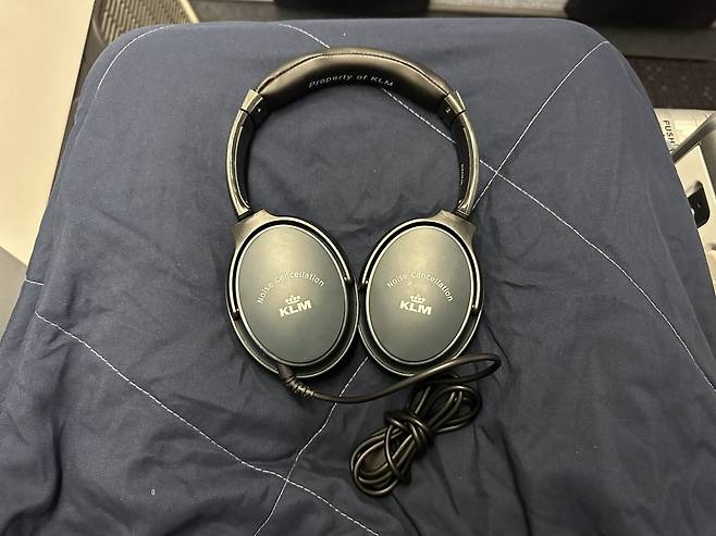 기내 소음을 차단해주는 노이즈 캔슬링 헤드폰