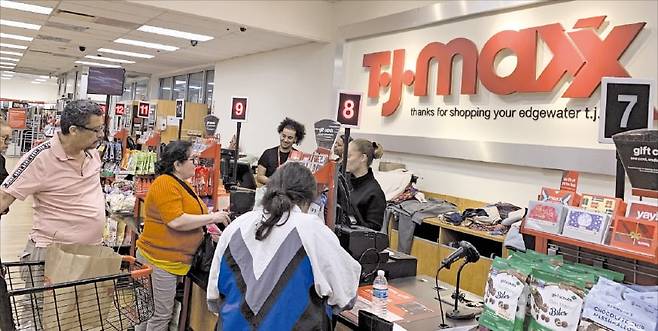 < 美 TJ맥스, 평일에도 북적 > 미국 뉴욕 인근 TJ맥스 매장에서 쇼핑객이 계산대 앞에 줄지어 서 있다. /뉴욕=박신영 특파원