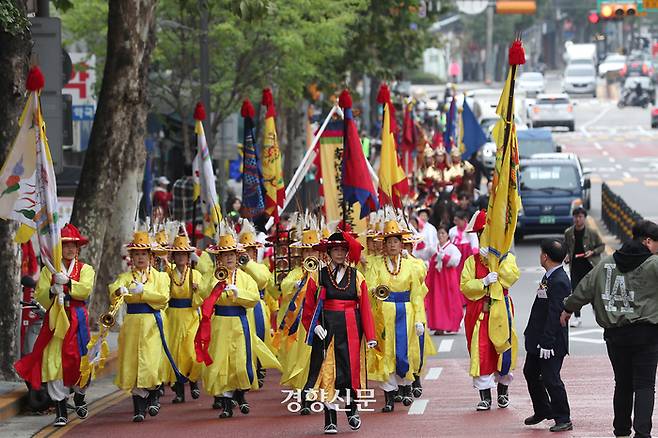 제42회 남이장군 사당제 장군출진 행렬이 1일 서울 용산구 용문동에 있는 남이장군사당을 출발해 효창공원 일대를 지나고 있다. 2024.11.1. 정지윤 선임기자