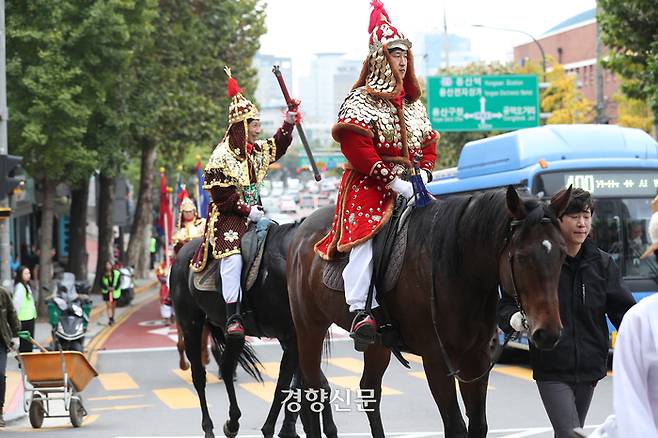 제42회 남이장군 사당제 장군출진 행렬이 1일 서울 용산구 용문동에 있는 남이장군사당을 출발해 효창공원 일대를 지나고 있다. 2024.11.1. 정지윤 선임기자