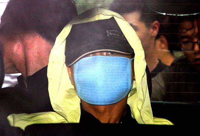 Yoo Young-chul, shown in this file photo dated July 26, 2004, is a death-row inmate convicted of 20 murders and other violent crimes. (Korea Herald DB)