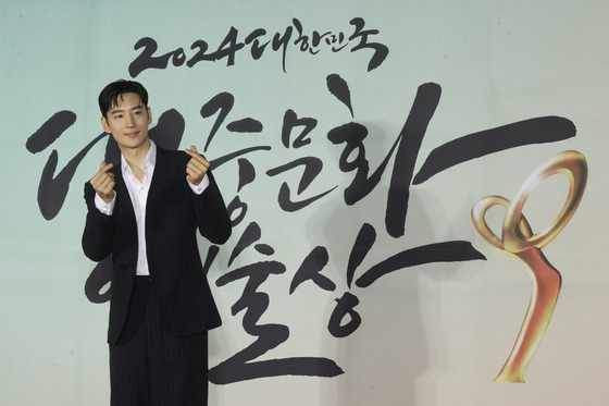 Actor Lee Je-hoon poses for a photo during the red carpet event ahead of the Korea Popular Culture and Arts Awards at the National Theater's Haeoreum Grand Theater in Jung District, central Seoul, on Thursday evening. [YONHAP]