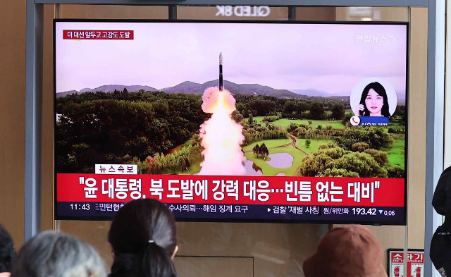 북한이 동해상으로 신형 대륙간탄도미사일(ICBM)을 발사한 31일 오전 서울역 대합실에 관련 방송뉴스가 중계되고 있다. 연합뉴스