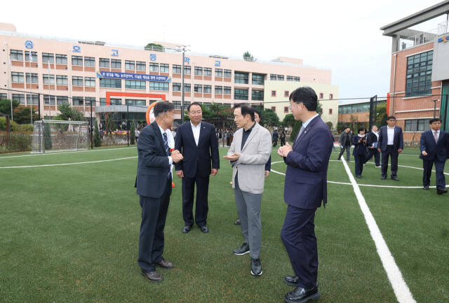 임태희 경기도교육감이 1일 오전 안산 송호고등학교 에서 열린 ‘스포츠공원형 미래형 운동장’ 개장식에 참석했다. 경기도교육청 제공