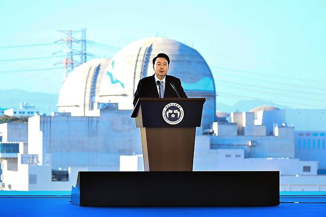 윤석열 대통령이 30일 경북 울진군 한국수력원자력 한울원자력본부에서 열린 '신한울 원전 1·2호기 종합준공 및 3·4호기 착공식'에서 축사를 하고 있다. 윤 대통령은 "원전 르네상스를 맞아 1000조원 규모의 글로벌 원전 시장이 열리고 있다"고 말했다. 이승환 기자