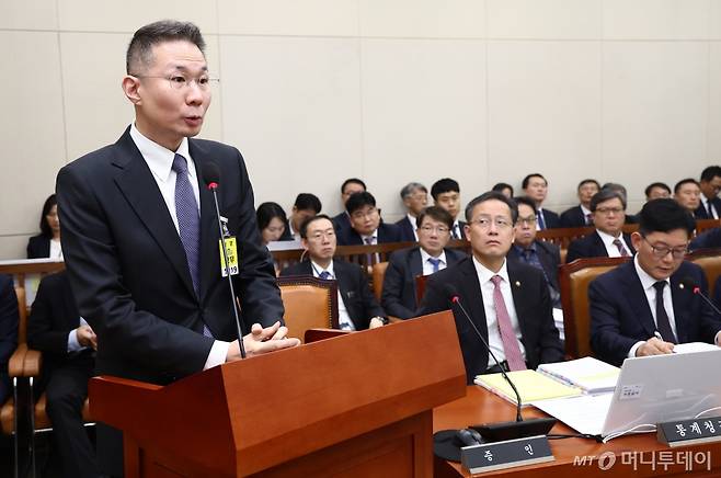 김경훈 구글코리아 대표가 28일 오후 서울 여의도 국회 기획재정위원회에서 열린 기획재정부 등에 대한 종합 국정감사에서 의원 질의에 답변하고 있다. /사진=뉴스1