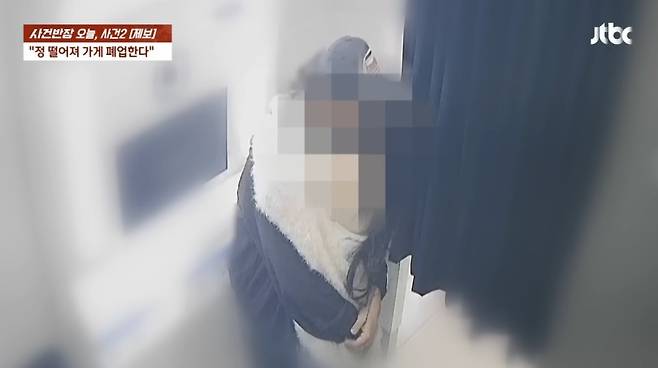 부산에서 무인 사진관을 운영하는 업주가 사진 부스 안에서 성관계한 커플 모습이 담긴 CCTV를 공개해 충격을 안기고 있다.사진=JTBC 사건반장 캡처