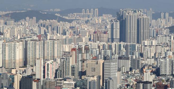 서울 집값 양극화가 10년 동안 심화한 것으로 조사된 가운데 동남권과 동북권의 집값 격차가 더 벌어지면서 자산 격차도 더욱 심화할 전망이다. 사진은 서울 남산에서 바라본 아파트 단지 모습. /사진=뉴스1