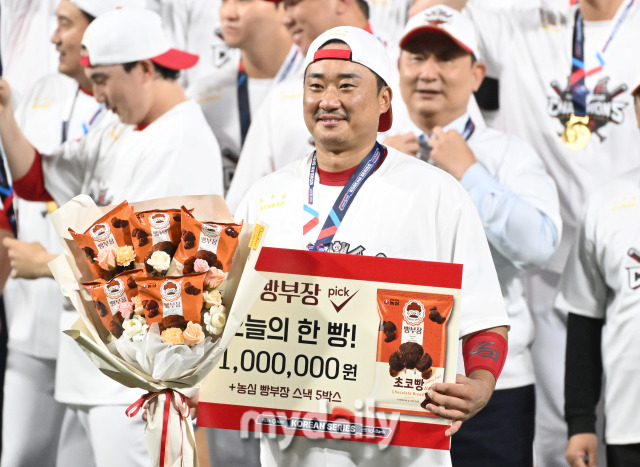 28일 오후 광주광역시 임동 광주기아챔피언스필드에서 진행된 '2024 프로야구 KBO리그 포스트시즌' 한국시리즈 5차전 KIA타이거즈와 삼성라이온즈의 경기. 기아타이거즈가 7-5로 승리하고 시리즈 전적 4-1로 우승을 차지했다. 김태군이 오늘의 결승타의 주인공을 선정된 뒤 포즈를 취하고 있다./광주=송일섭 기자 andlyu@mydaily.co.kr