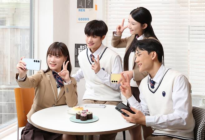 삼성전자 모델들이 '갤럭시 S24 FE'를 사용하고 있다. [삼성전자 제공]