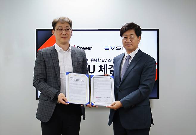 (왼쪽부터) 임성택 OCI파워 에너지솔루션사업본부장, 유주석 EVSIS EV Charger 부문장이 31일 서울시 중구 OCI빌딩에서 ‘탄소중립을 위한 분산에너지 융복합 EV스테이션 구축사업’을 위한 업무 협약(MOU)을 체결했다.[롯데이노베이트 제공]