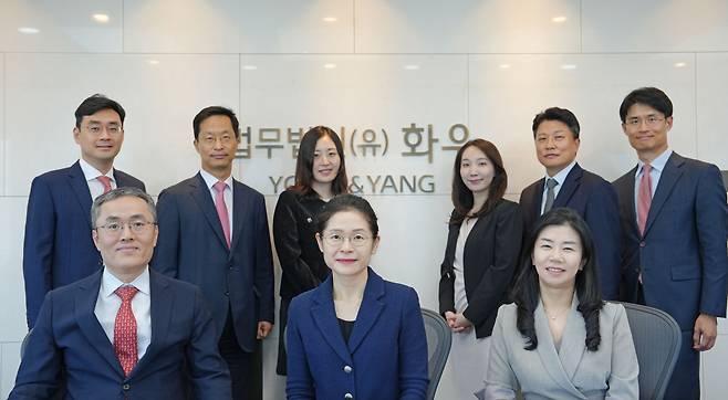 화우 금융분쟁팀이 최근 헤럴드경제와의 인터뷰에 앞서 사진 촬영을 하고 있다. 이수열(앞줄 왼쪽부터 시계반대방향으로), 우수연, 황혜진, 박지호, 서종수, 이현지, 이유진, 황재호, 김성중 파트너변호사. [화우 제공]