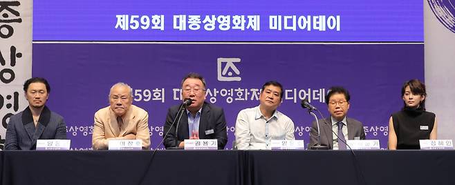 배우 양동근(왼쪽부터), 제59회 대종상영화제 위원회 이장호 위원장, 김용기 조직위원장, 양윤호 집행위원장, 서춘기 경기아트센터 사장, 배우 정혜인이 지난해 9월 12일 오후 서울 광진구 건국대학교 새천년관 우곡회의장에서 열린 '제59회 대종상영화제 미디어데이'에서 질의응답을 하고 있다. [뉴시스]