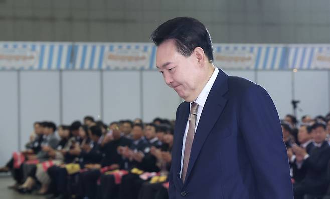 윤석열 대통령이 지난달 31일 경기도 고양시 킨텍스에서 열린 ‘2024 대한민국 소상공인대회 개막식’에 참석해 축사를 위해 단상으로 향하고 있다. [연합]