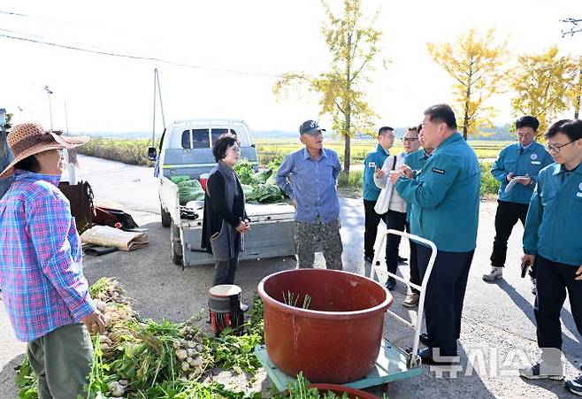 [파주=뉴시스] 김경일 경기 파주시장이 북한의 대남 확성기 방송으로 인해 매일 소음 피해를 겪고 있는 민통선 대성동 마을을 방문해 주민들과 소음 피해 관련 대화를 나누고 있다. (사진=파주시 제공). photo@newsis.com